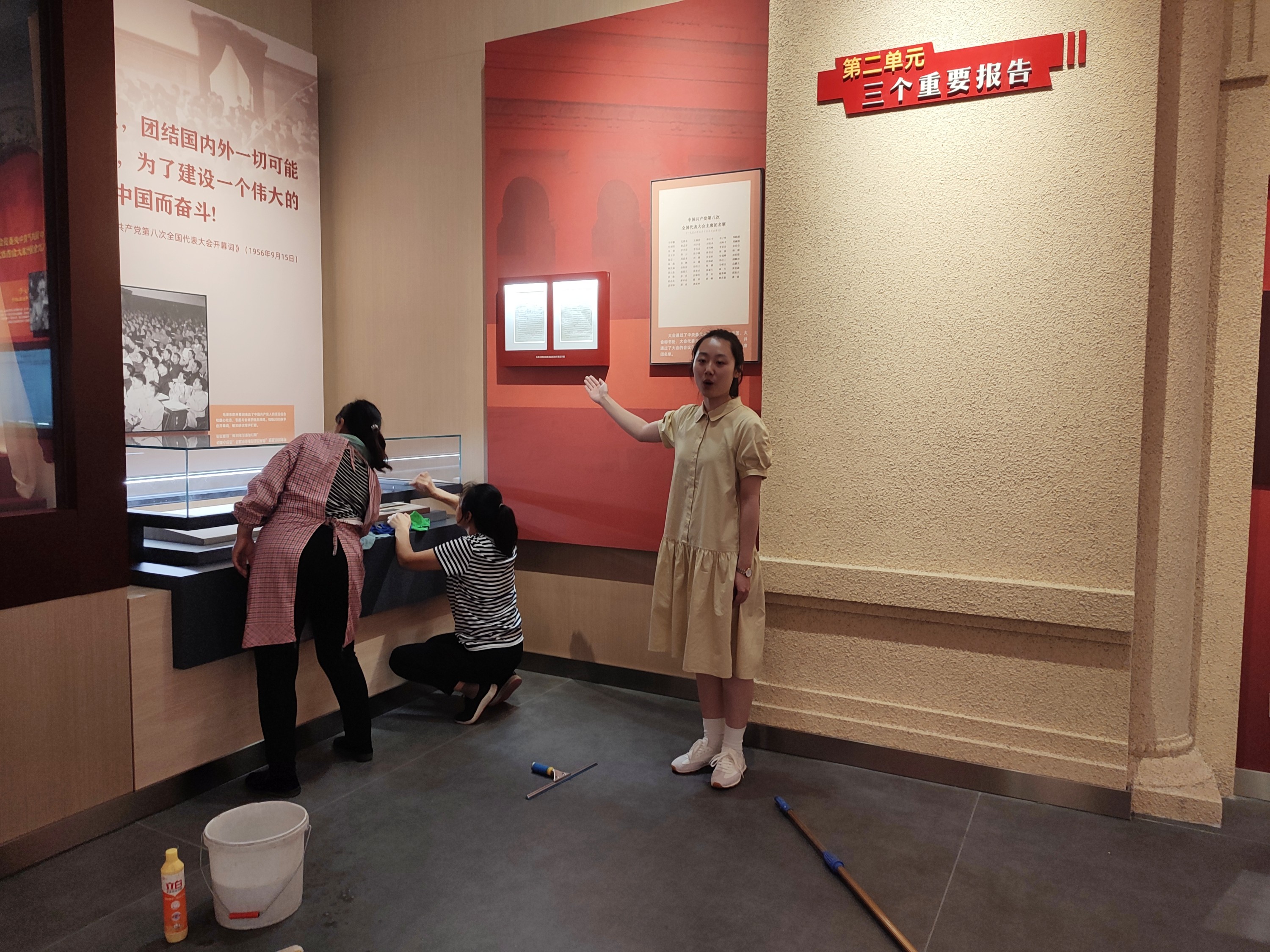 4.财务185班胡益宁同学在还没有打扫完毕的场馆里刻苦练习.jpg