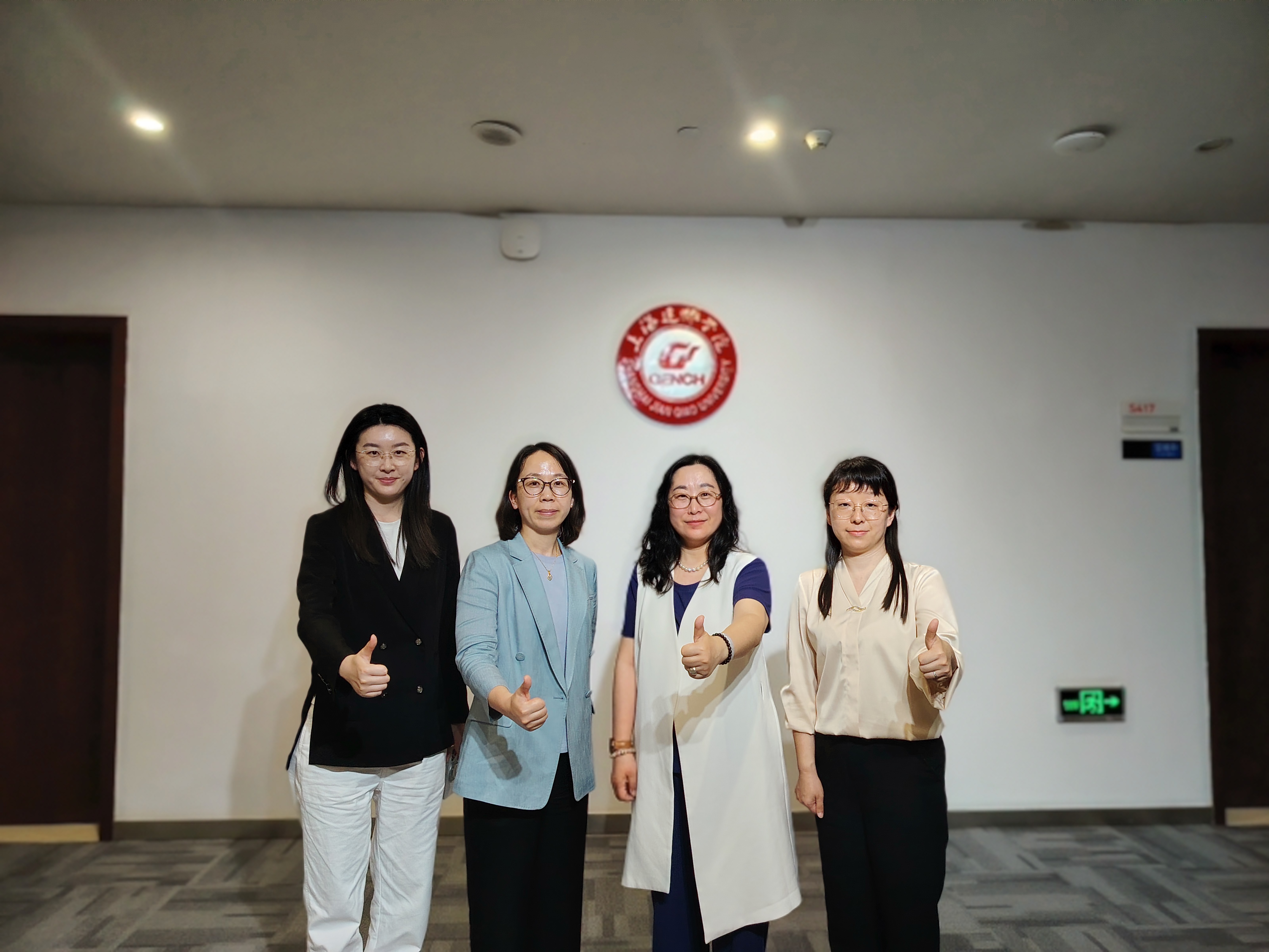 与上海建桥学院对外交流办公室主任梁月泉合影(1).jpg