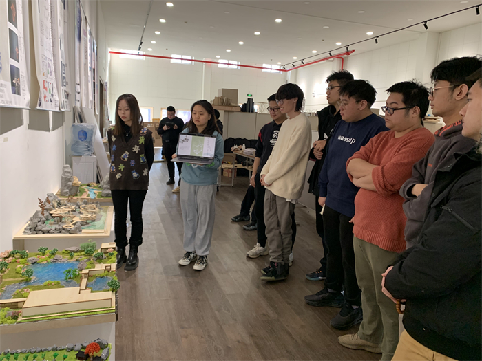 图2 同学讲解方案.jpg