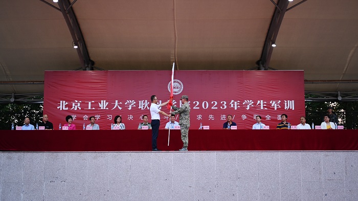 7、迎军训团团旗.jpg