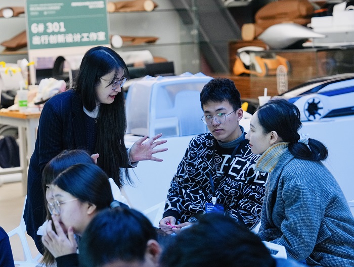 10.两位教授工作坊现场指导1.jpg
