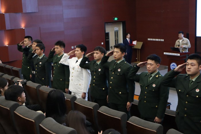 退役士兵敬礼.jpg