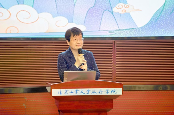 图片5-特邀嘉宾刘梦教授现场开幕式致词.jpg
