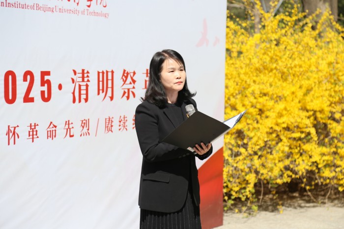 杨晓琴老师讲授微党课.jpg