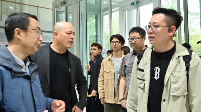 学校工程中心主任李经智、设计学院院长林子杰与爱奇艺合作项目负责人交流.jpg
