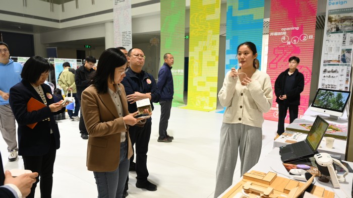 顺义区宣传部部长耿晓婧、牛栏山地区党委书记马占磊一行参观毕业设计展.jpg