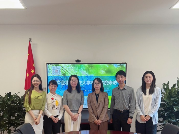 与上海财经大学国际教育学院代表合影.jpg