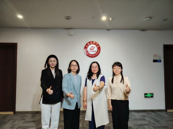 与上海建桥学院对外交流办公室主任梁月泉合影.jpg
