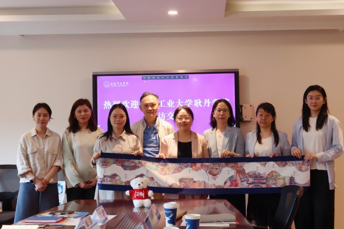 与上海杉达学院校长助理、国际交流处处长李丽合影.jpg