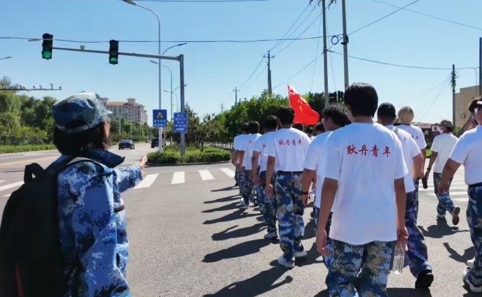 9、军训团老师路口指挥.jpg
